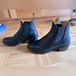 Womens heeled Blundstones